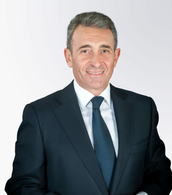 Certigroup_BruceXiste HD fondgris